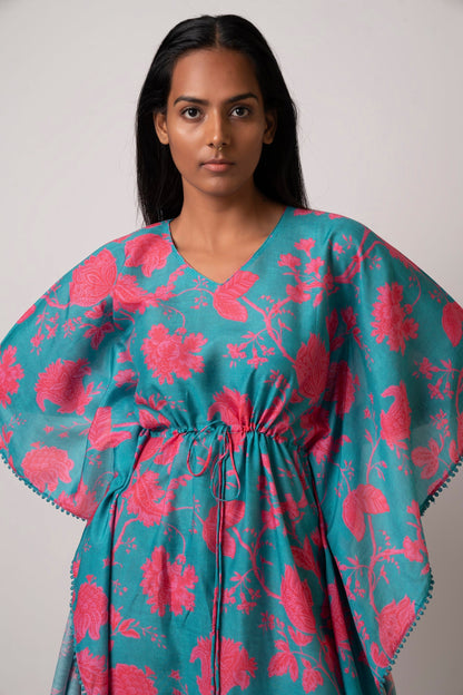 This long women's kaftan dress is crafted from breathable muslin fabric and has floral print. It's a casual resort attire