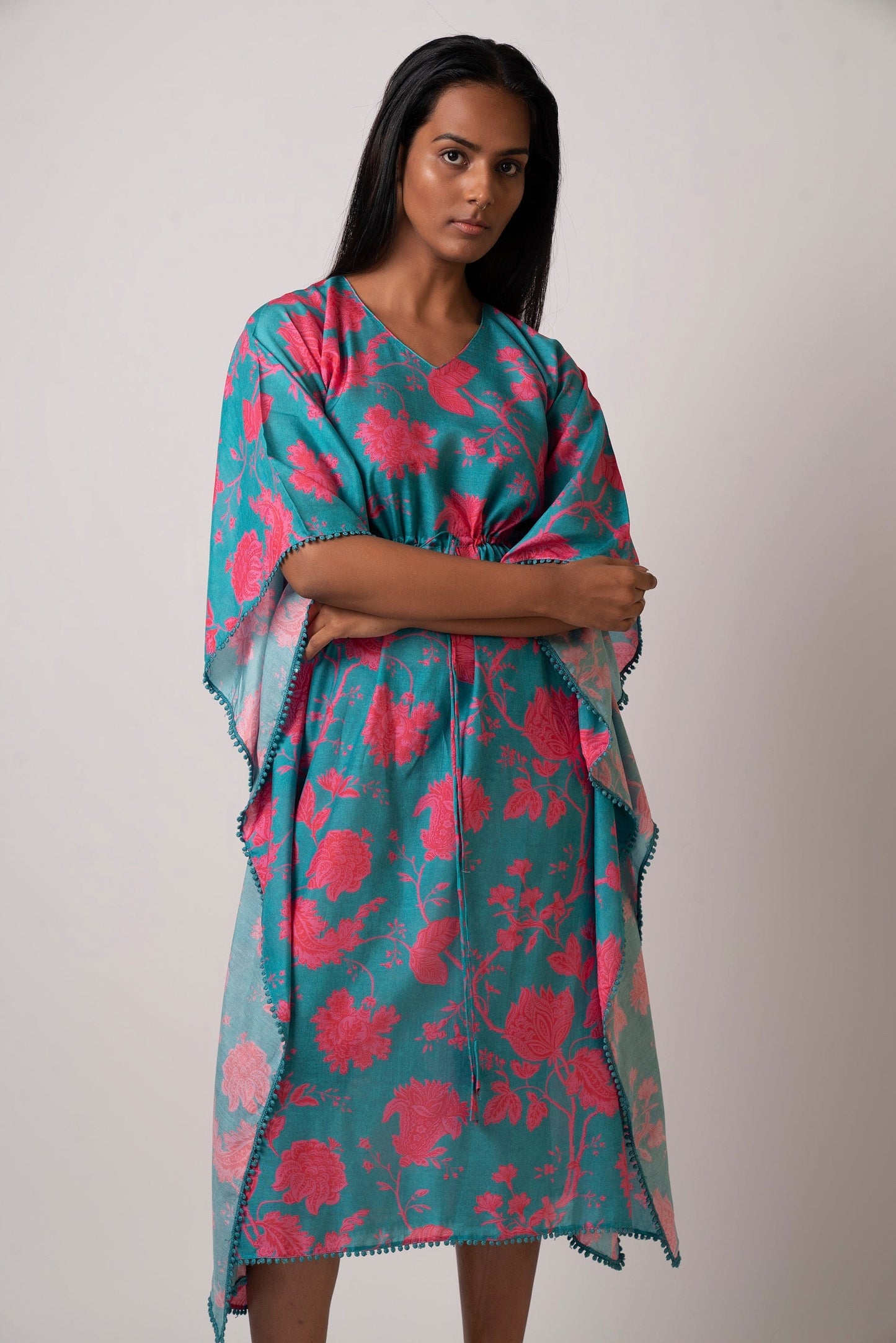 This long women's kaftan dress is crafted from breathable muslin fabric and has floral print. It's a casual resort attire