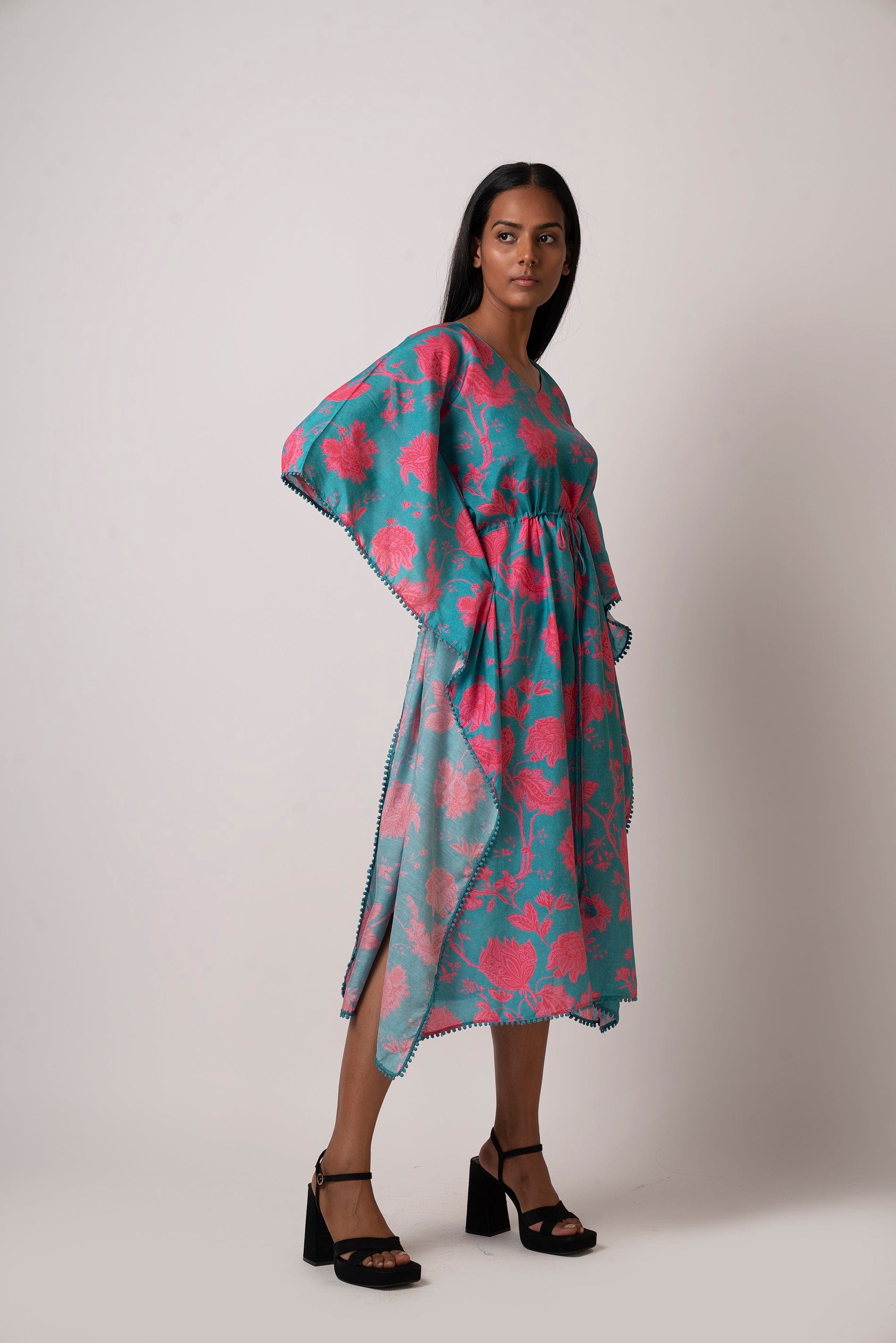 This long women's kaftan dress is crafted from breathable muslin fabric and has floral print. It's a casual resort attire